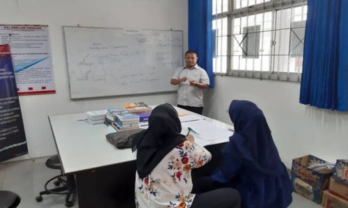 Memfasilitasi Kegiatan Penelitian Mahasiswa